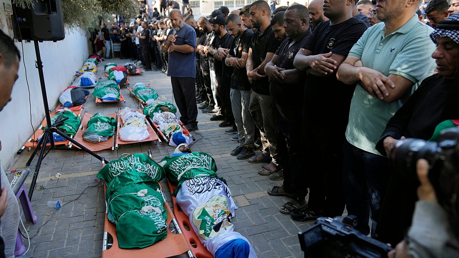 فلسطينيون يصلون صلاة الجنازة على 18 فلسطينيًا قُتلوا بغارة جوية إسرائيلية في طولكرم شمال الضفة الغربية الجمعة 4 أكتوبر/تشرين الأول 2024. (أسوشيتد برس/ناصر ناصر ناصر)
