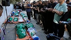 فلسطينيون يصلون صلاة الجنازة على 18 فلسطينيًا قُتلوا بغارة جوية إسرائيلية في طولكرم شمال الضفة الغربية الجمعة 4 أكتوبر/تشرين الأول 2024. (أسوشيتد برس/ناصر ناصر ناصر)