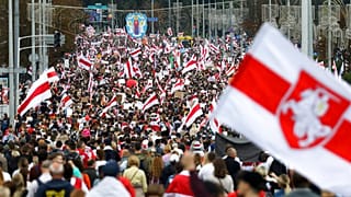 As imagens dos protestos contra o regime de Lukashenko em 2020 parecem ser algo de outra era; agora Lukashenko está a concorrer às eleições pela sétima vez.