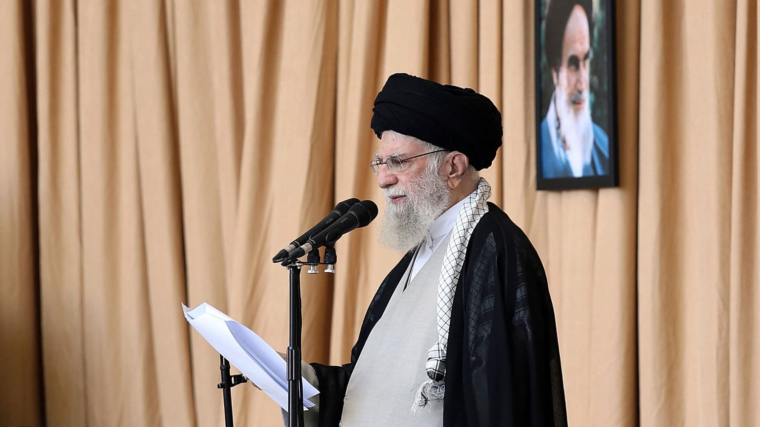 علی خامنه‌ای