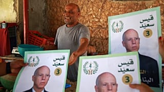 El presidente tunecino Kais Saied abandona el colegio electoral tras votar en Túnez, Túnez, el 6 de octubre de 2024
