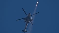Un hélicoptère Apache israélien tire un missile vers le sud du Liban, vu depuis le nord d'Israël, vendredi 4 octobre 2024.