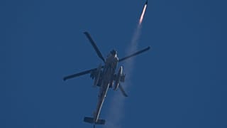 Un hélicoptère Apache israélien tire un missile vers le sud du Liban, vu depuis le nord d'Israël, vendredi 4 octobre 2024.