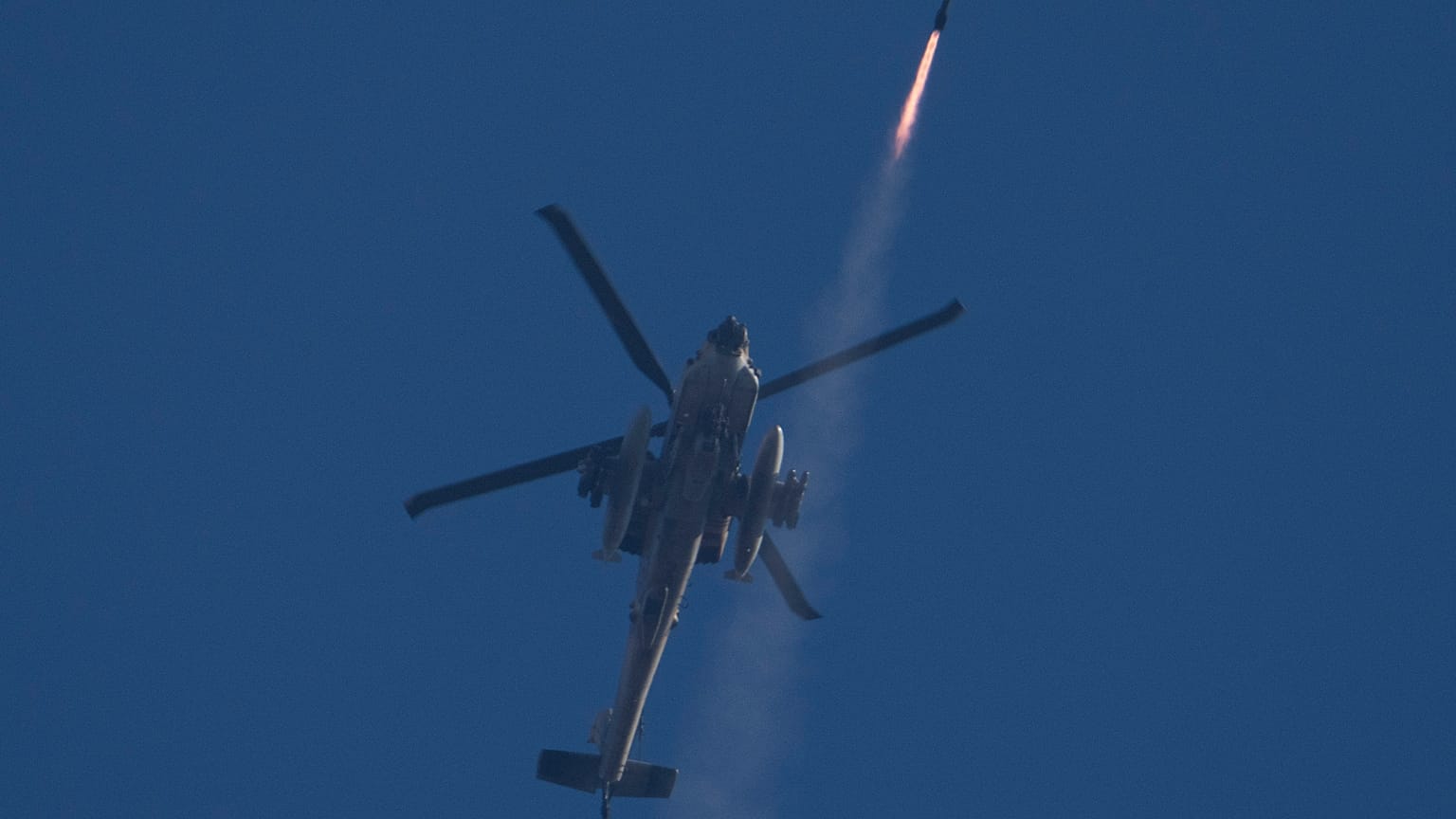 Bir İsrail Apache helikopteri, Güney Lübnan'a doğru bir füze ateşliyor, 4 Ekim 2024