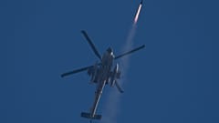 Bir İsrail Apache helikopteri, Güney Lübnan'a doğru bir füze ateşliyor, 4 Ekim 2024