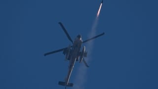 Bir İsrail Apache helikopteri, Güney Lübnan'a doğru bir füze ateşliyor, 4 Ekim 2024