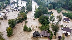 Des maisons submergées après une forte pluie dans le village de Luke, près de la ville bosniaque de Fojnica, à 50 kilomètres à l’ouest de Sarajevo, en Bosnie-Herzégovine