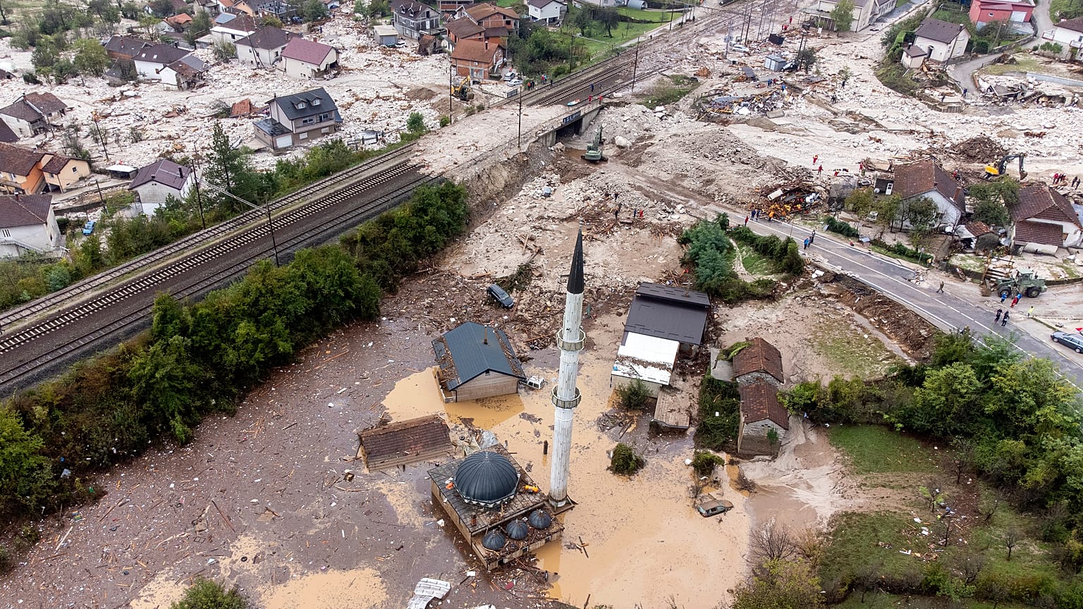 Вид с воздуха на территорию, разрушенную оползнем в Донье Ябланице, Босния, суббота, 5 октября 2024 г.