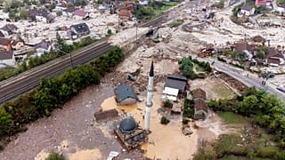 Вид с воздуха на территорию, разрушенную оползнем в Донье Ябланице, Босния, суббота, 5 октября 2024 г.