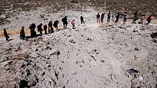 نزوح مئات اللبنانيين عبر معبر المصنع الحدودي بين لبنان وسوريا سيرا على الأقدام بعد أن دمرت غارة إسرائيلية الطريق الدولي