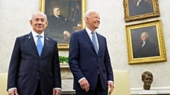 DOSSIER - Le président Joe Biden, à droite, et le premier ministre israélien Benjamin Netanyahu dans le bureau ovale de la Maison Blanche à Washington, le 25 juillet 2024.