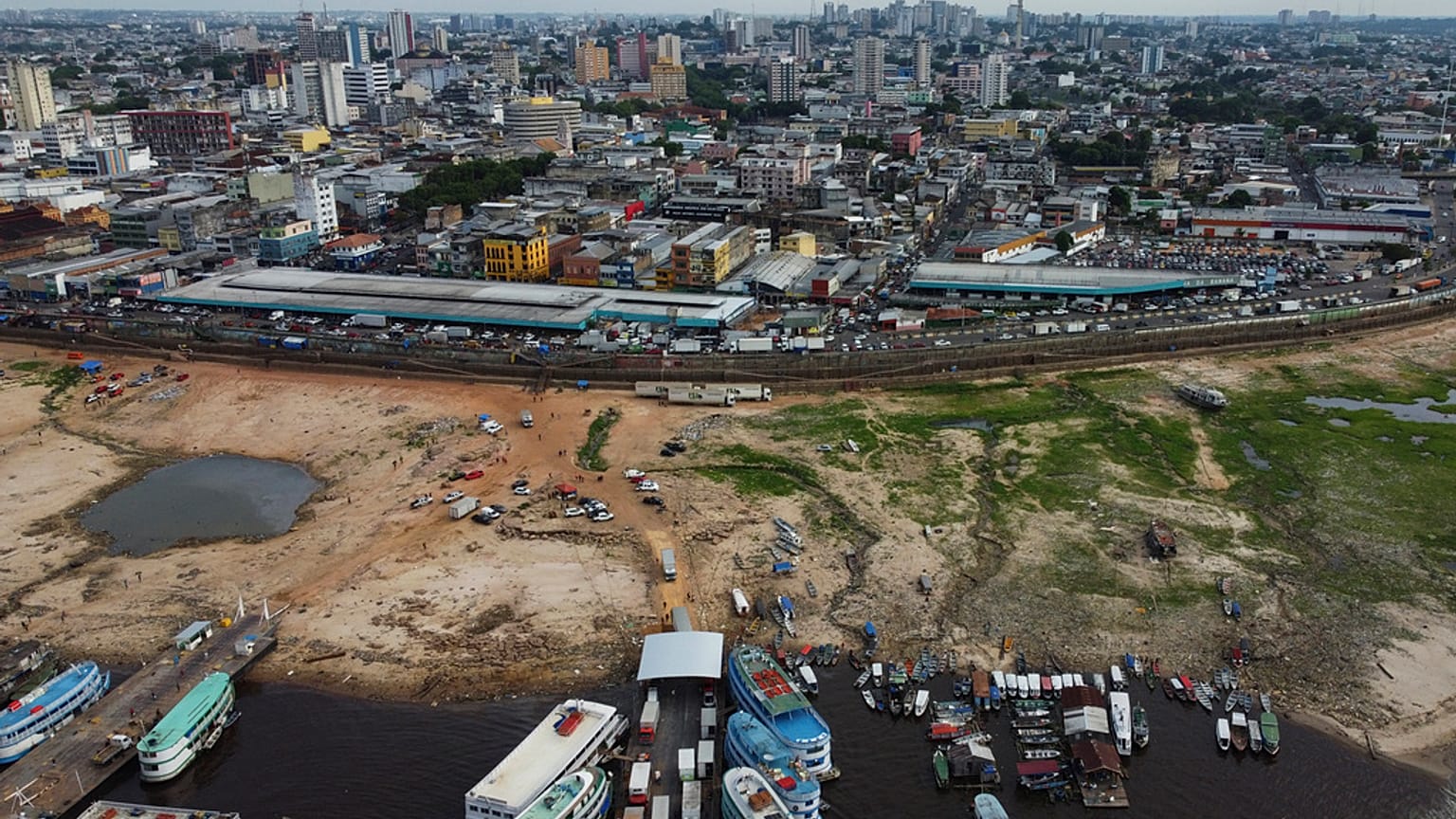 Brezilya'nın Amazonas eyaletinin Manaus kentindeki limanda Negro Nehri boyunca uzanan toprak, 4 Ekim 2024 Cuma günü şiddetli kuraklığın ortasında açığa çıktı. 
