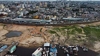 La terre est exposée le long de la rivière Negro au port de Manaus, dans l'État d'Amazonas, au Brésil, le vendredi 4 octobre 2024, dans un contexte de grave sécheresse.