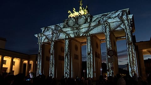 La Porte de Brandebourg illuminée pendant le Festival of Lights de Berlin