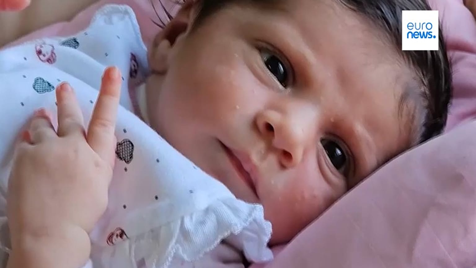 رضيعة عمرها 20 يوماً مُهجّرة جراء الضربات الإسرائيلية في جنوب لبنان