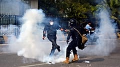 أطلقت الشرطة الباكستانية الغاز المسيل للدموع لتفريق أنصار حزب حركة إنصاف الباكستانية الذي يتزعمه رئيس الوزراء المسجون عمران خان، خلال احتجاج في إسلام آباد، السبت 5 أكتوبر
