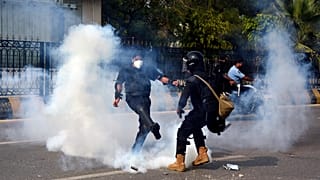 أطلقت الشرطة الباكستانية الغاز المسيل للدموع لتفريق أنصار حزب حركة إنصاف الباكستانية الذي يتزعمه رئيس الوزراء المسجون عمران خان، خلال احتجاج في إسلام آباد، السبت 5 أكتوبر