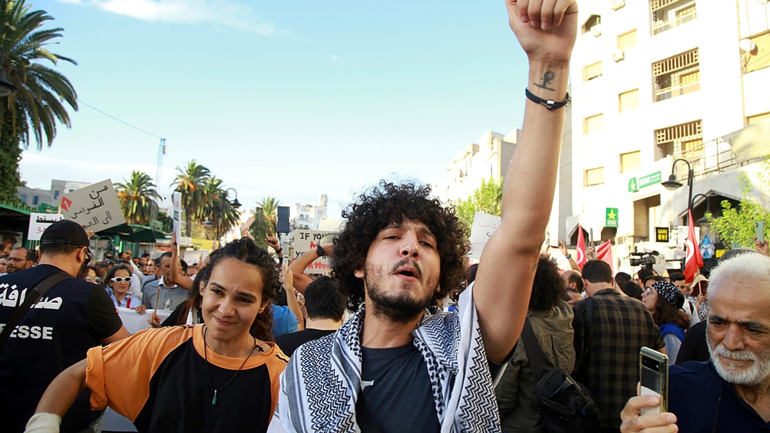 متظاهرون ضد الرئيس قيس سعيد قبل الانتخابات الرئاسية، الجمعة 13 سبتمبر/أيلول 2024، في شارع الحبيب بورقيبة في العاصمة تونس. (أسوشيتد برس/أنيس الميلي)