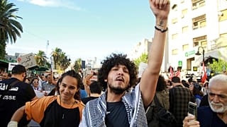 متظاهرون ضد الرئيس قيس سعيد قبل الانتخابات الرئاسية، الجمعة 13 سبتمبر/أيلول 2024، في شارع الحبيب بورقيبة في العاصمة تونس. (أسوشيتد برس/أنيس الميلي)