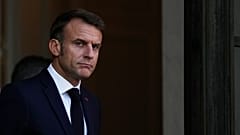 Ο πρόεδρος της Γαλλίας Εμανουέλ Μακρόν φτάνει για να χαιρετήσει τον πρόεδρο του Κονγκό Φέλιξ Τσισεκέντι πριν από τη συνάντηση στο παλάτι του Ελιζέ στο Παρίσι, Παρασκευή 4 Οκτωβρίου 2024. 
