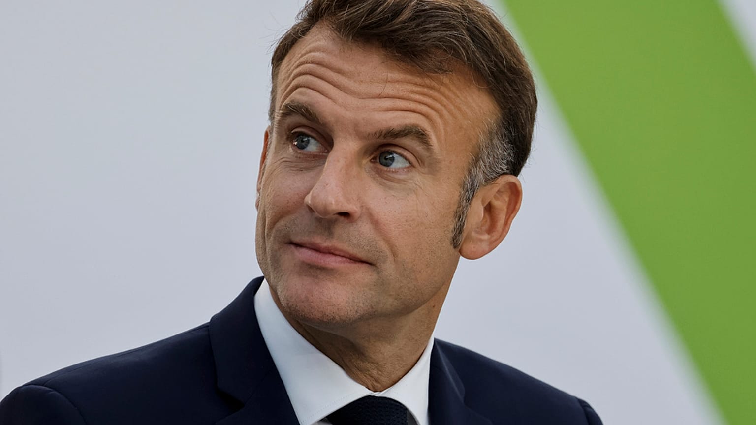 O Presidente francês Emmanuel Macron participa na primeira sessão de trabalho da 19.ª Cimeira da Francofonia, no Grand Palais, em Paris, no sábado, 5 de outubro de 2024.