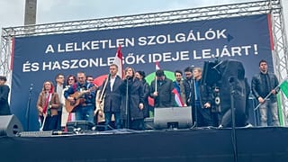 Több ezren tüntettek szombat délután a közmédia székházánál