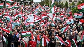 المشاركون يلوحون بالأعلام الوطنية خلال مظاهرة نظمها حزب تيسا المعارض المجري ضد وسائل الإعلام العامة في مقر MTVA في بودابست، المجر، السبت 5 أكتوبر 2024. 