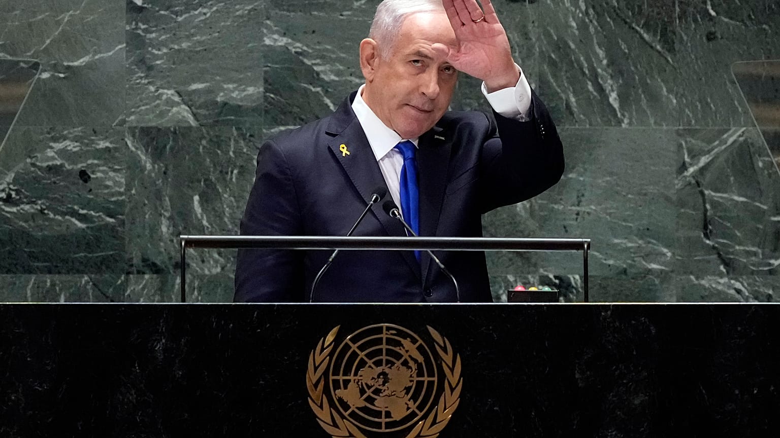 İsrail Başbakanı Binyamin Netanyahu, BM Genel Kurulu'nun 79'uncu oturumunda yaptığı konuşmanın ardından dinleyicileri selamlıyor, 27 Eylül 2024.