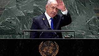 İsrail Başbakanı Binyamin Netanyahu, BM Genel Kurulu'nun 79'uncu oturumunda yaptığı konuşmanın ardından dinleyicileri selamlıyor, 27 Eylül 2024.