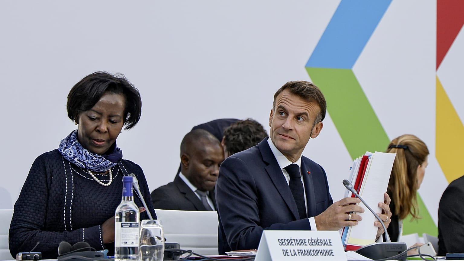 O presidente francês Emmanuel Macron participa na primeira sessão de trabalho da 19.ª Cimeira da Francofonia, em Paris, a 5 de outubro de 2024