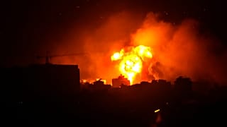 Llamas y humo tras un ataque aéreo israelí en Dahiyeh, 6 de octubre de 2024.