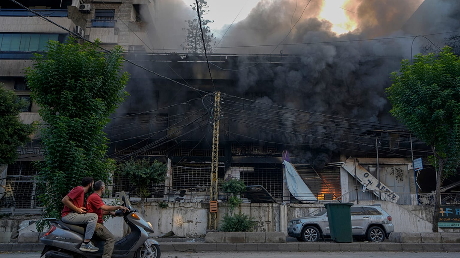 Des flammes et de la fumée s'élèvent après une frappe aérienne israélienne dans la banlieue sud de Beyrouth, Liban, le 6 octobre 2024.