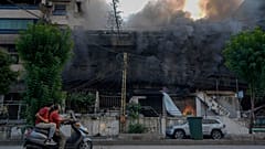 Des flammes et de la fumée s'élèvent après une frappe aérienne israélienne dans la banlieue sud de Beyrouth, Liban, le 6 octobre 2024.