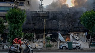 Des flammes et de la fumée s'élèvent après une frappe aérienne israélienne dans la banlieue sud de Beyrouth, Liban, le 6 octobre 2024.