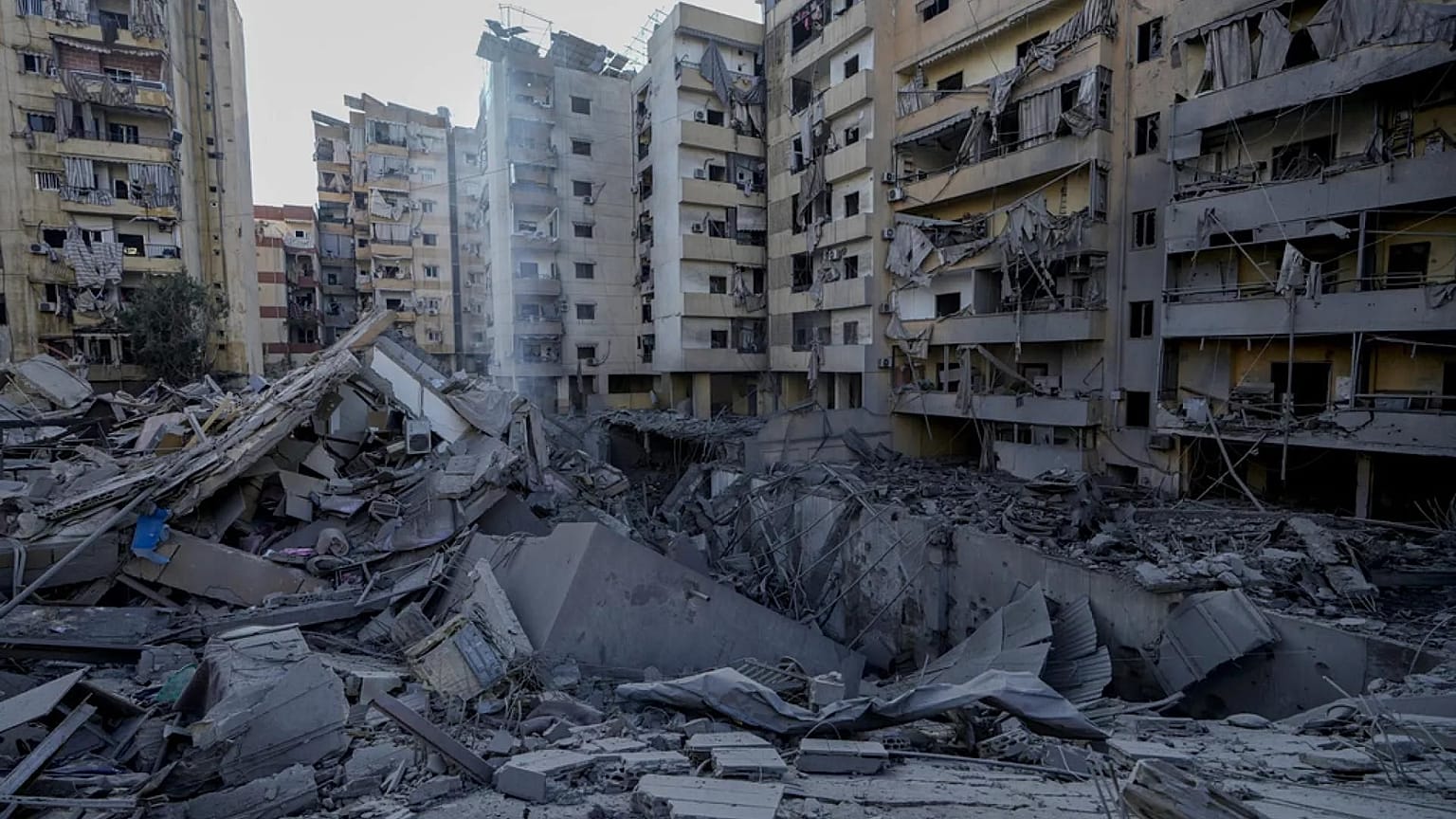 Dahiye'deki bir İsrail hava saldırısının ardından yıkılan bina, 6 Ekim 2024.