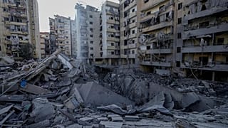 Dahiye'deki bir İsrail hava saldırısının ardından yıkılan bina, 6 Ekim 2024.