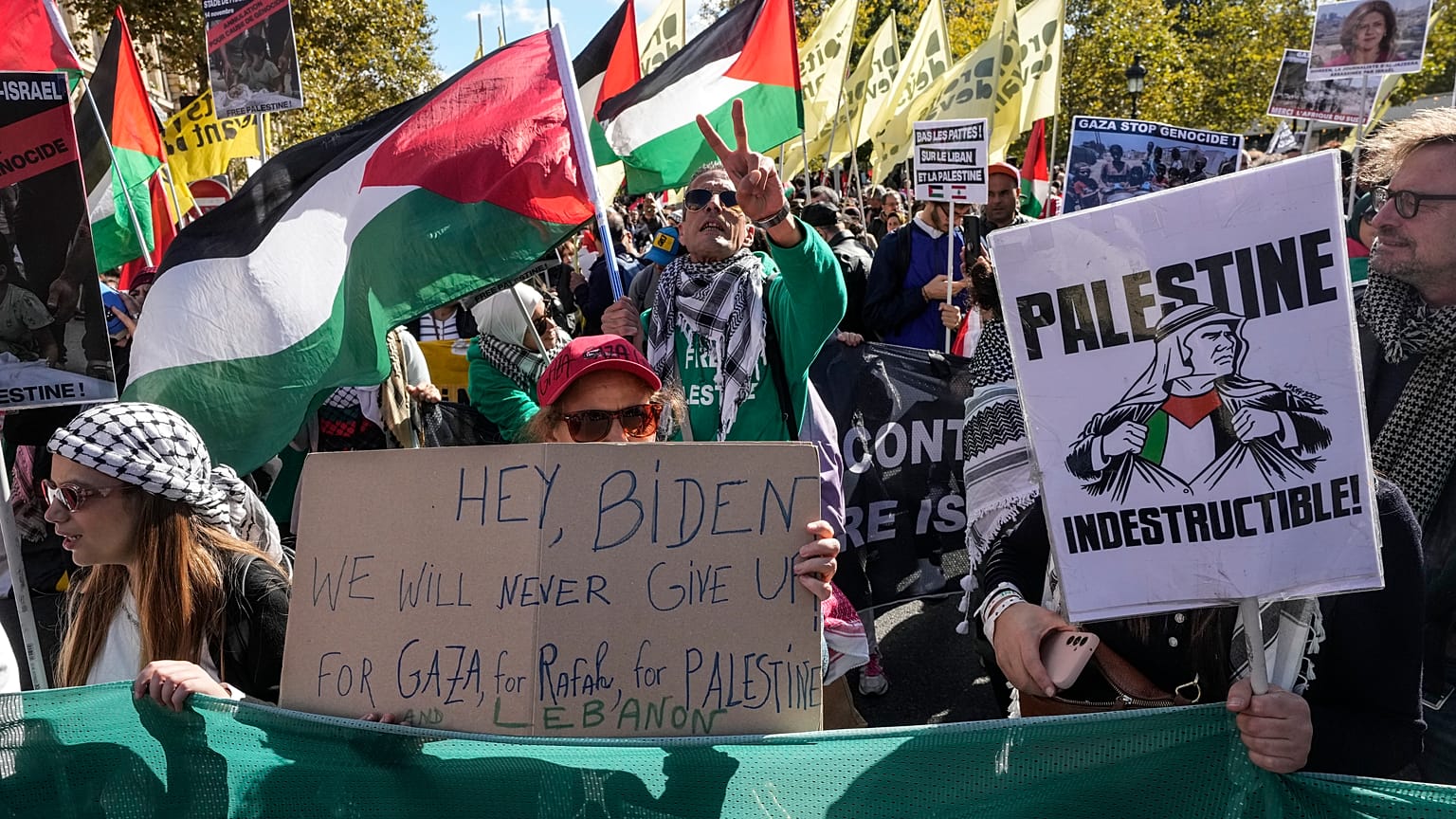 Paris'te Filistin ve Lübnan'a destek mitingi sırasında protestocular pankart ve bayraklarla yürüyor, 5 Ekim 2024