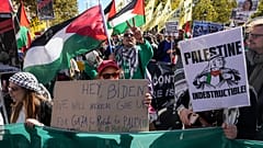 Des manifestants défilent avec des banderoles et des drapeaux lors d'un rassemblement de soutien à la Palestine et au Liban à Paris, le 5 octobre 2024.
