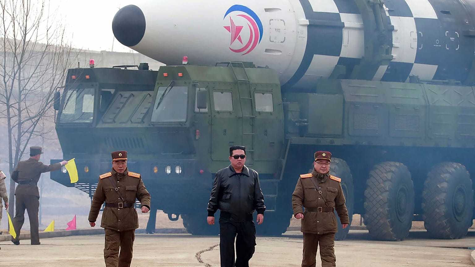 ARQUIVO - Nesta fotografia divulgada pela Coreia do Norte, o seu presidente Kim Jong Un, ao centro, caminha em torno do que diz ser um míssil Hwasong-17 num local não revelado, a 24 de março de 2022