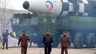 Kim Dzsongun eegy Hwasong-17 rakéta előtt