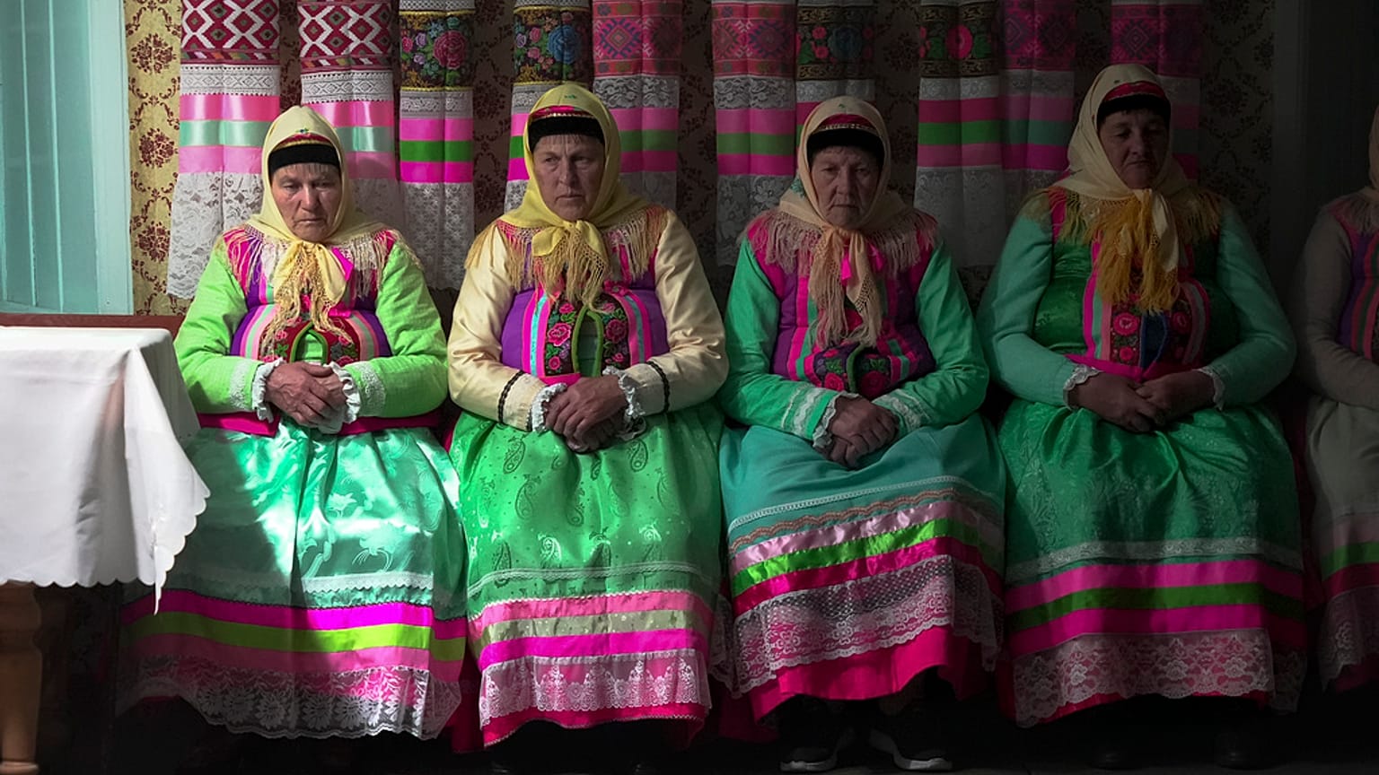 ARQUIVO - Mulheres com vestidos tradicionais Doukhobor rezam na Páscoa na remota aldeia montanhosa de Gorelovka, Geórgia, sábado, 4 de maio de 2024