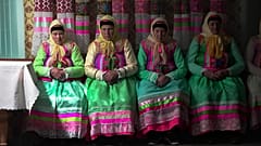 ARCHIVO - Mujeres vestidas con trajes tradicionales doukhobor rezan en Pascua en la remota aldea de montaña de Gorelovka, Georgia, sábado 4 de mayo de 2024.