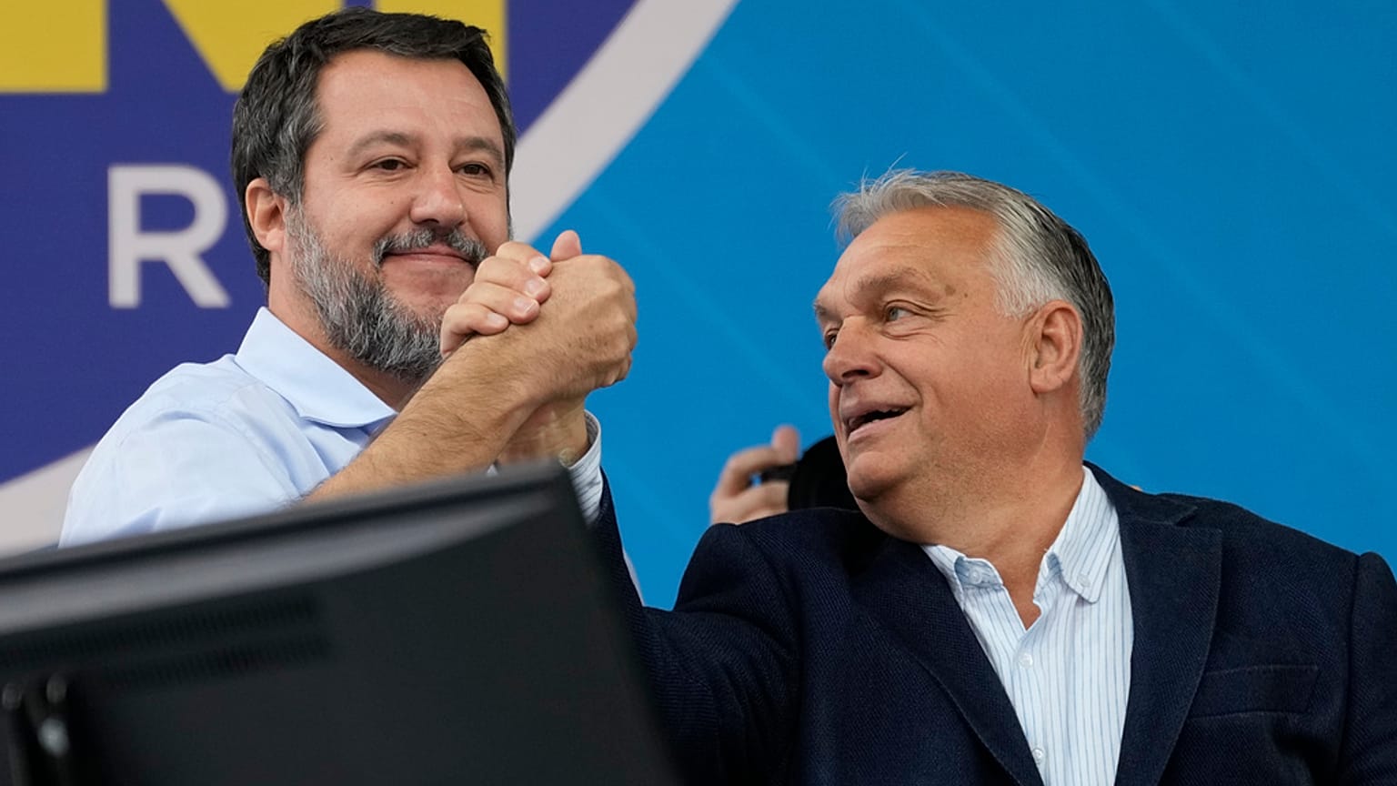 İtalya'nın sağcı Lig partisi lideri Matteo Salvini, solda, Macaristan Başbakanı Viktor Orban ile birlikte, 6 Ekim 2024 Pazar günü İtalya'nın Milano kentinin kuzeyindeki Pontida'da. 
