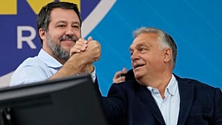 O líder do partido de direita italiano Liga, Matteo Salvini, à esquerda, com o primeiro-ministro húngaro Viktor Orban em Pontida, a norte de Milão, Itália, no domingo, 6 de outubro de 2024.