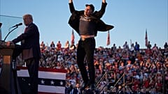 Elon Musk en el mitin de Trump el 6 de octubre de 2024