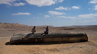 Los restos de uno de los misiles disparados por Irán contra territorio israelí