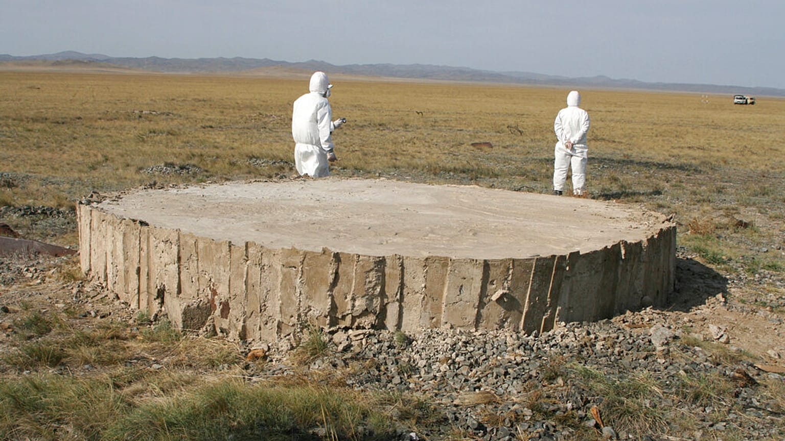 Uzmanlar, kuzeydoğu Kazakistan'ın Semipalatinsk eski nükleer test sahasındaki kapalı nükleer test silosunun yakınında duruyor, 15 Eylül 2008.