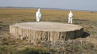 Uzmanlar, kuzeydoğu Kazakistan'ın Semipalatinsk eski nükleer test sahasındaki kapalı nükleer test silosunun yakınında duruyor, 15 Eylül 2008.