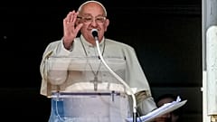 Le pape François apparaît à la fenêtre de son studio pour la traditionnelle bénédiction de midi des fidèles et des pèlerins rassemblés sur la place Saint-Pierre au Vatican, dimanche 6 octobre 2024.