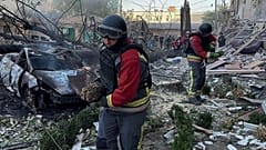 عمال الطوارئ يزيلون الأنقاض بعد أن هاجمت روسيا المدينة بالقنابل الموجهة طوال الليل في زابوروجي، أوكرانيا، الأحد 29 سبتمبر 2024. 